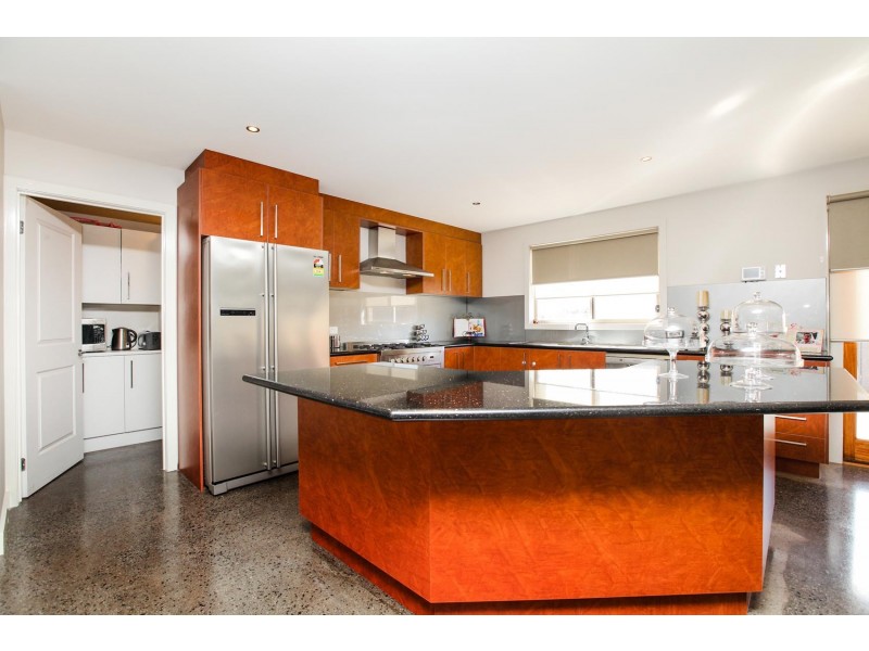 16 Highbury Drive, Hillside VIC 3037