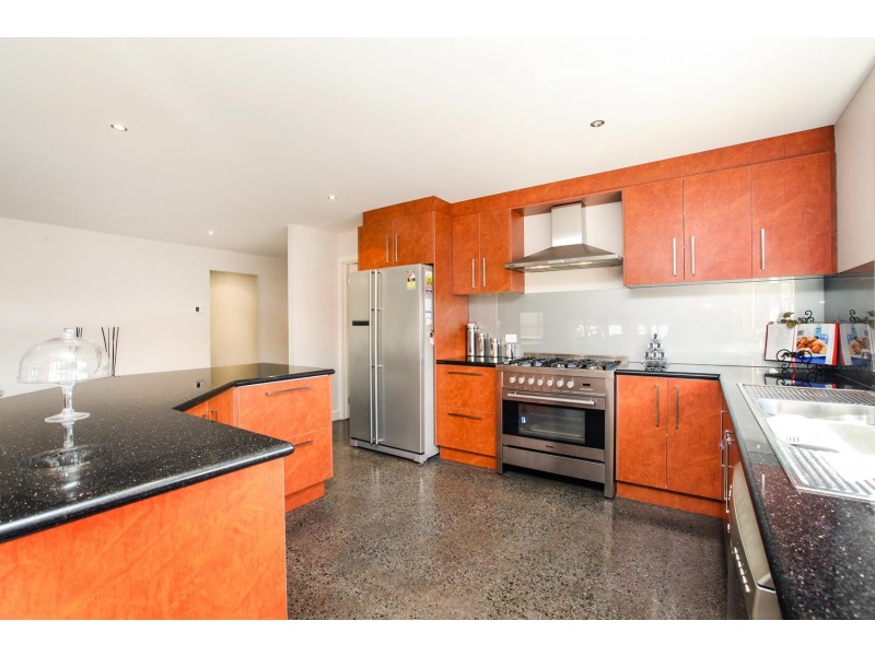 16 Highbury Drive, Hillside VIC 3037