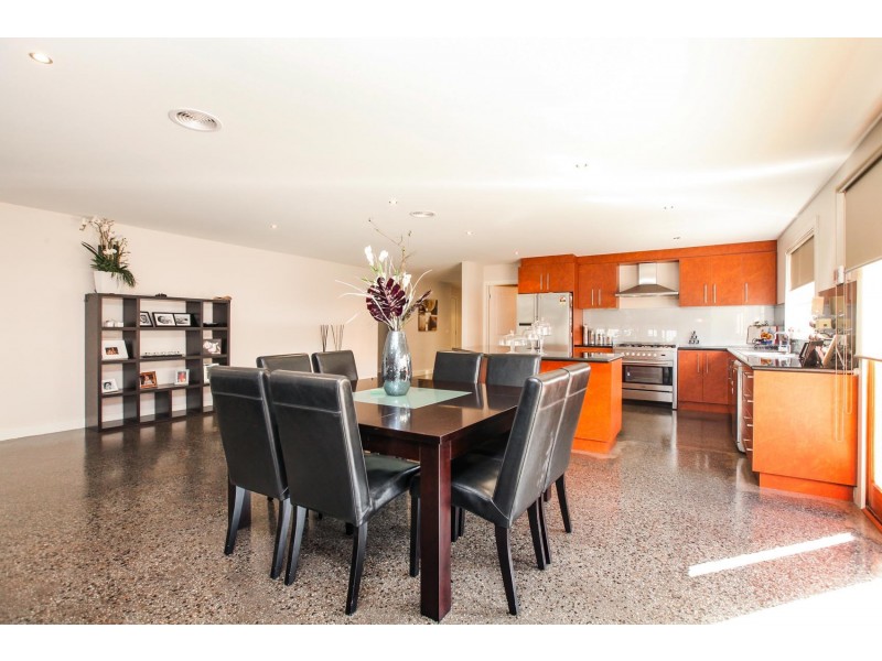 16 Highbury Drive, Hillside VIC 3037