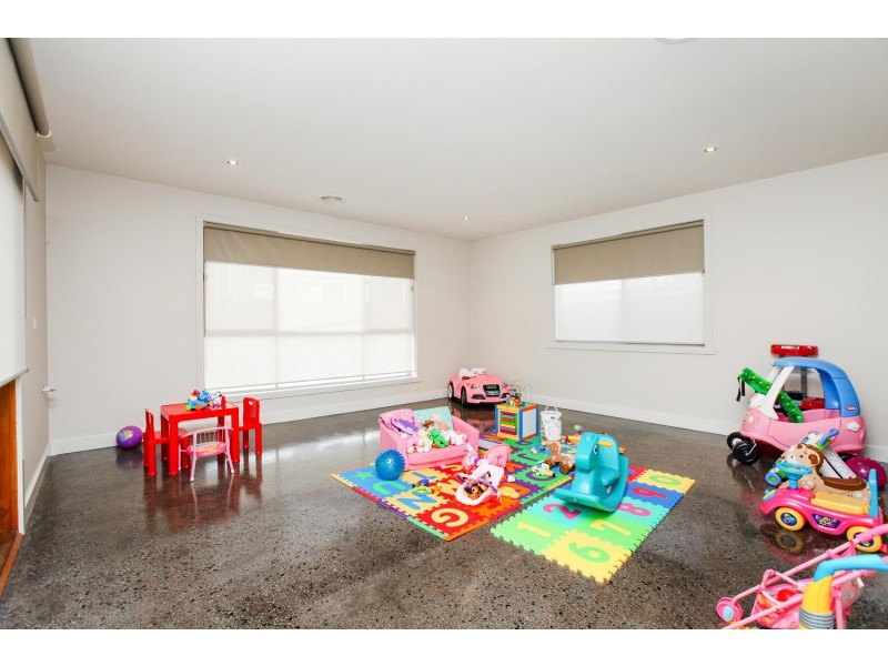 16 Highbury Drive, Hillside VIC 3037