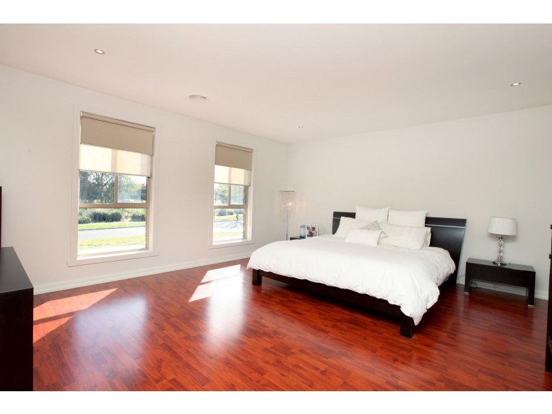 16 Highbury Drive, Hillside VIC 3037