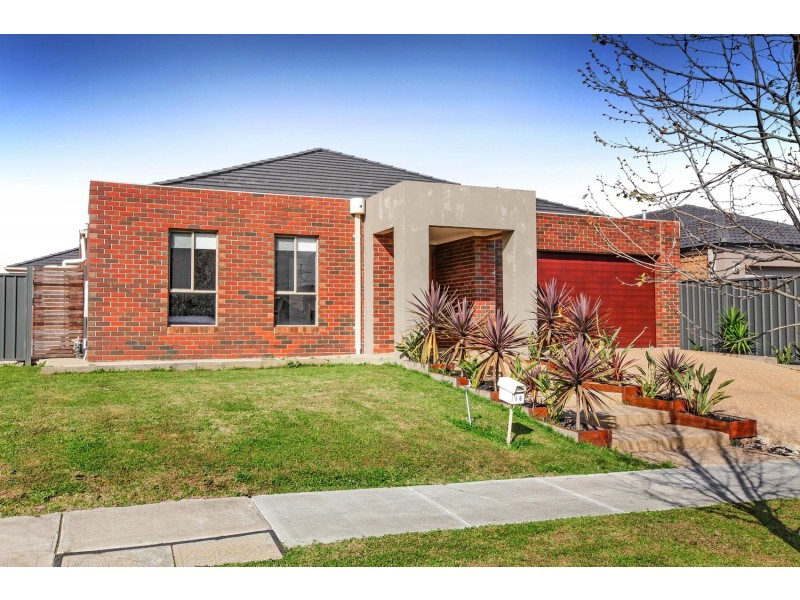 16 Highbury Drive, Hillside VIC 3037