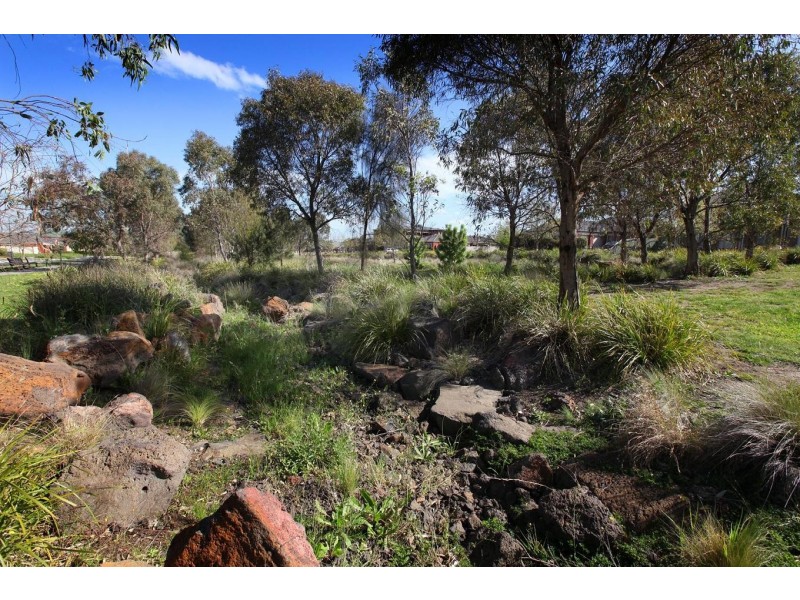 16 Highbury Drive, Hillside VIC 3037