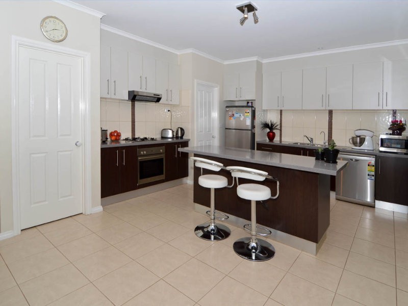 11 Catani Mews, Caroline Springs VIC 3023