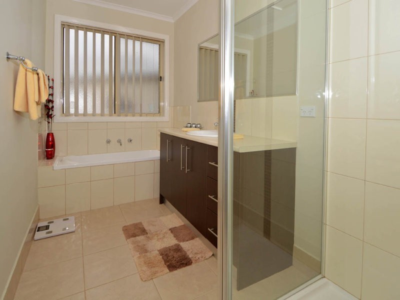 11 Catani Mews, Caroline Springs VIC 3023