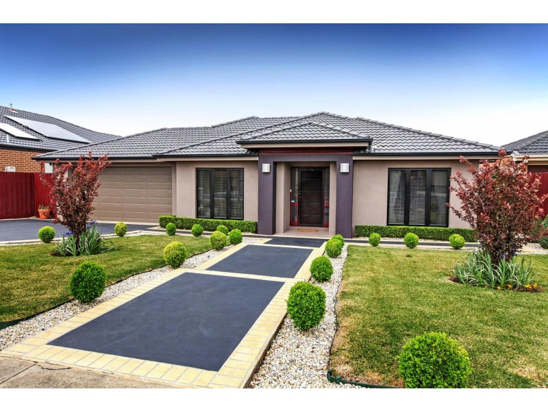 8 Cumberland Grove, Taylors Hill VIC 3037