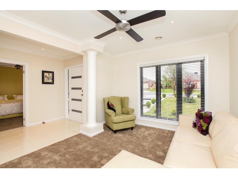 8 Cumberland Grove, Taylors Hill VIC 3037