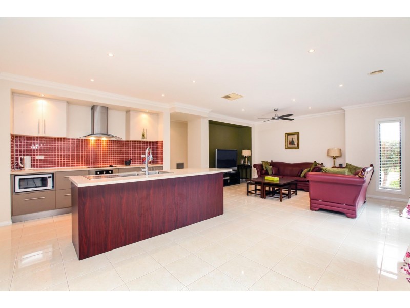 8 Cumberland Grove, Taylors Hill VIC 3037