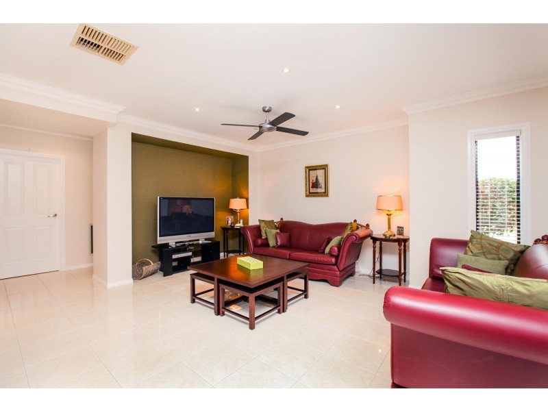8 Cumberland Grove, Taylors Hill VIC 3037