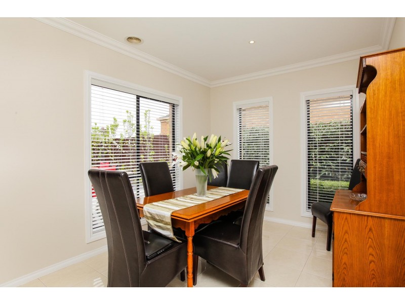 8 Cumberland Grove, Taylors Hill VIC 3037