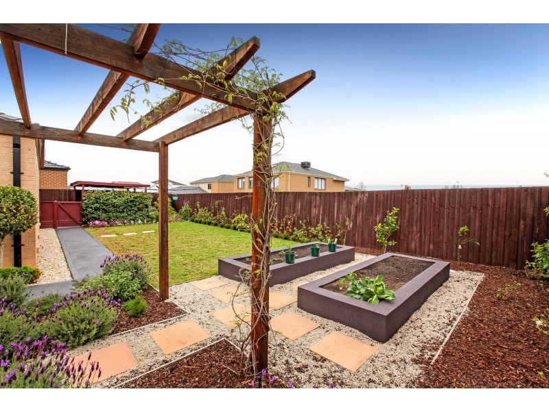 8 Cumberland Grove, Taylors Hill VIC 3037