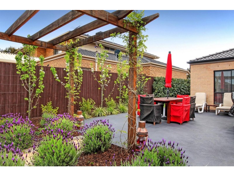 8 Cumberland Grove, Taylors Hill VIC 3037
