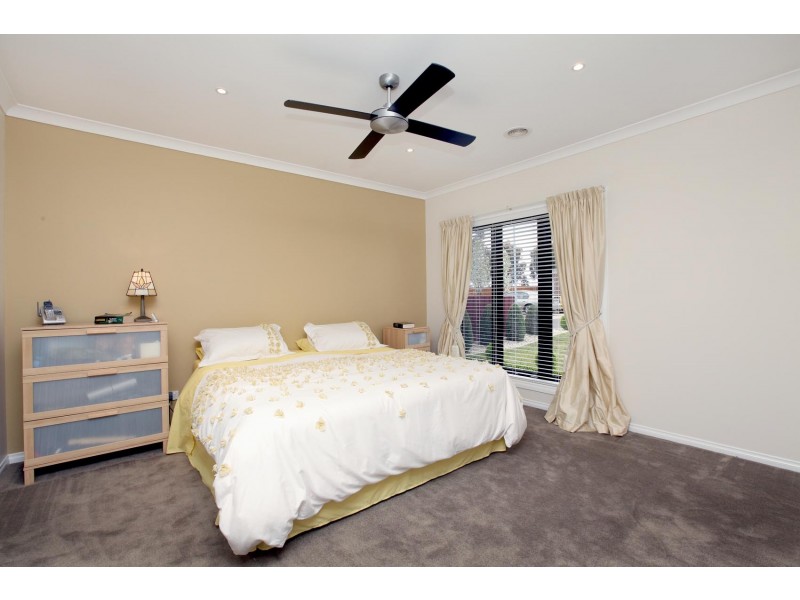 8 Cumberland Grove, Taylors Hill VIC 3037