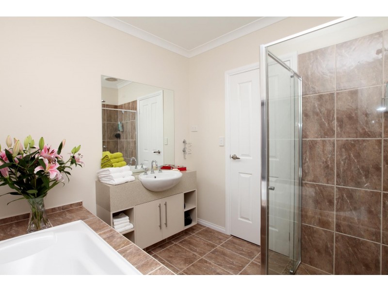 8 Cumberland Grove, Taylors Hill VIC 3037