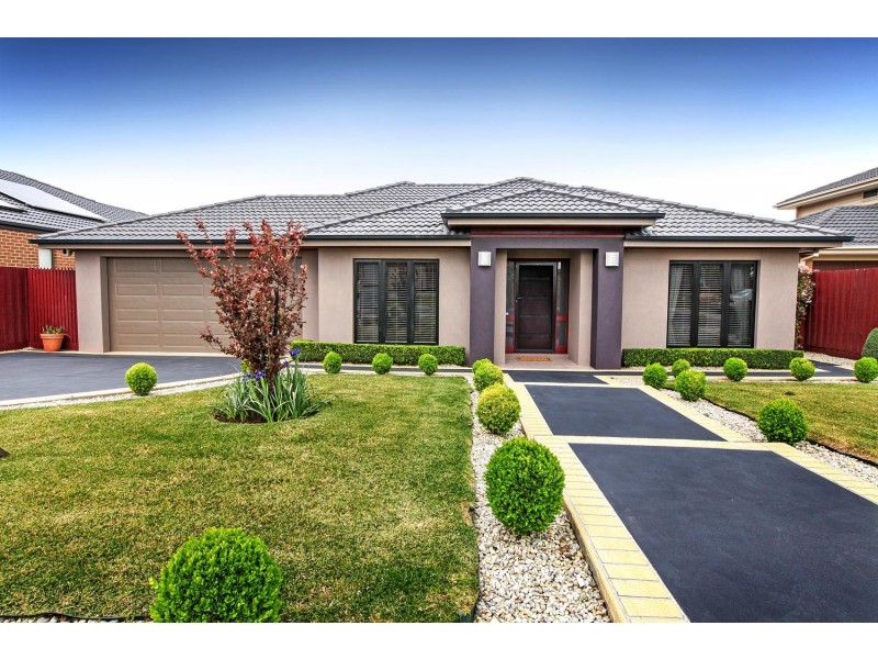 8 Cumberland Grove, Taylors Hill VIC 3037