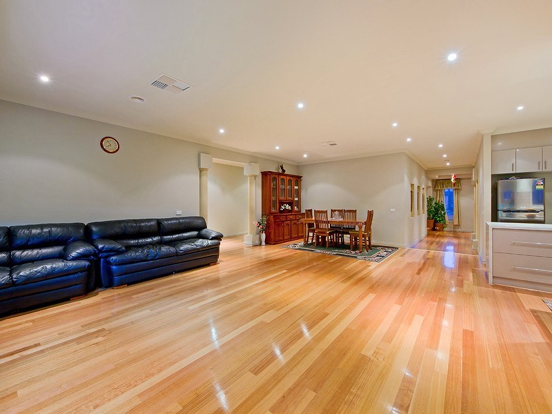 14 Springfield Close, Caroline Springs VIC 3023