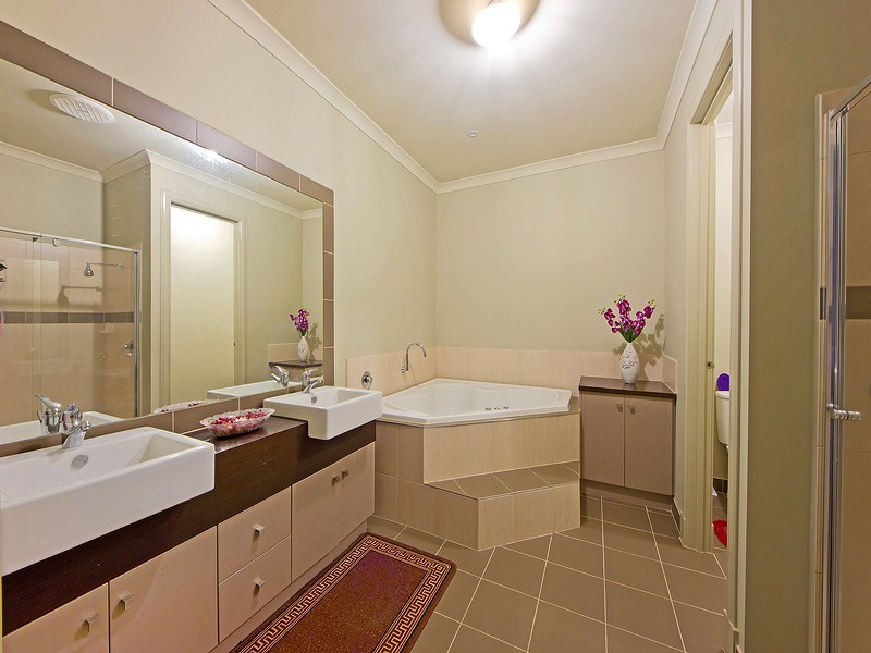 14 Springfield Close, Caroline Springs VIC 3023