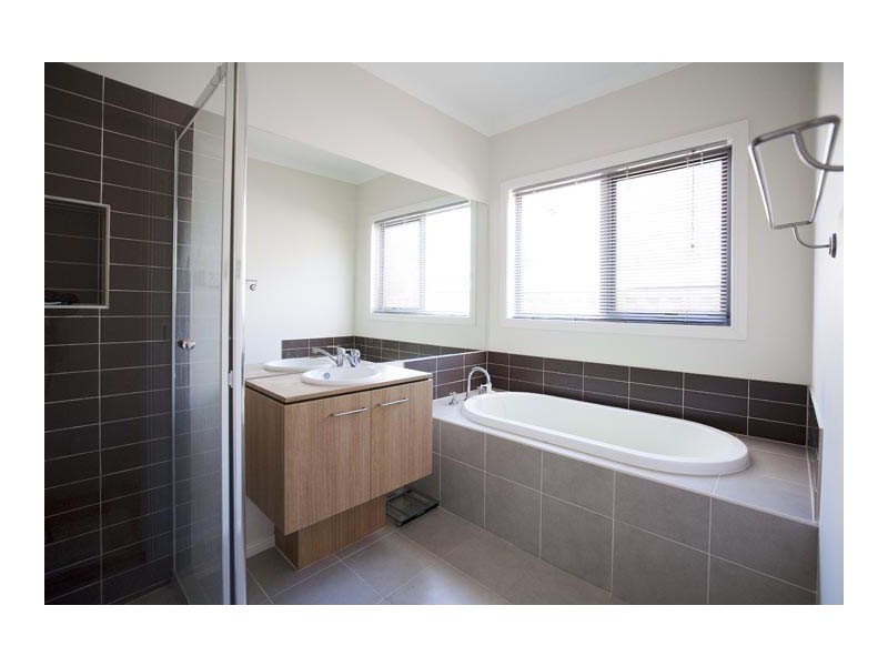 2 Holland Way, Caroline Springs VIC 3023