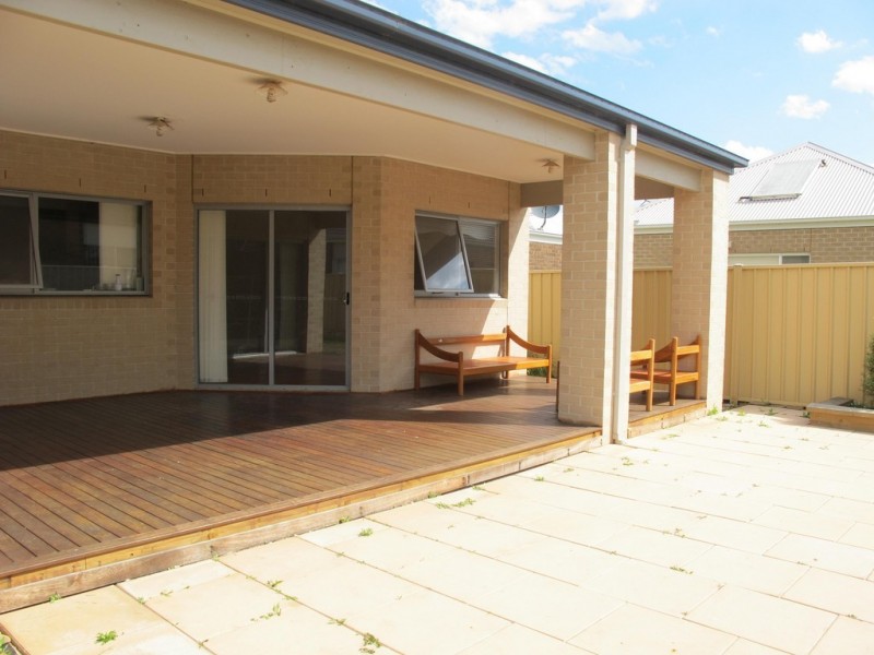 2 Holland Way, Caroline Springs VIC 3023