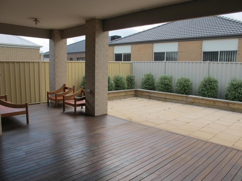 2 Holland Way, Caroline Springs VIC 3023