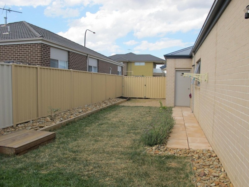 2 Holland Way, Caroline Springs VIC 3023