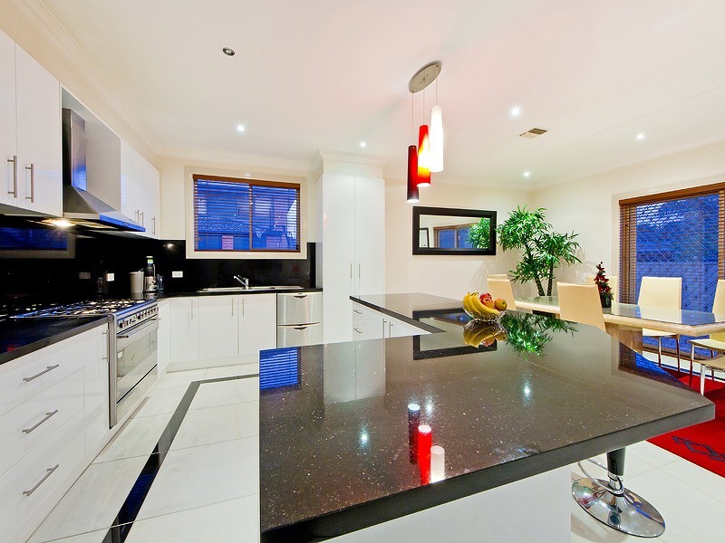 10 Hopetoun Green, Caroline Springs VIC 3023