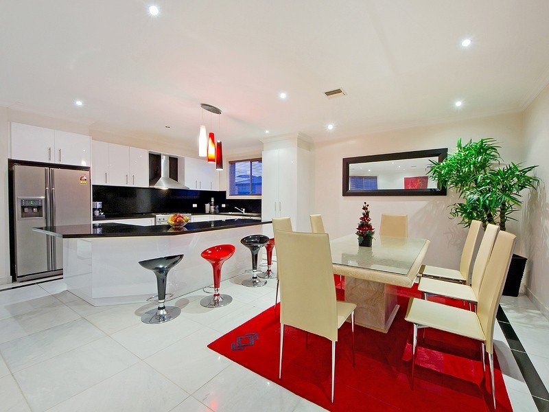 10 Hopetoun Green, Caroline Springs VIC 3023