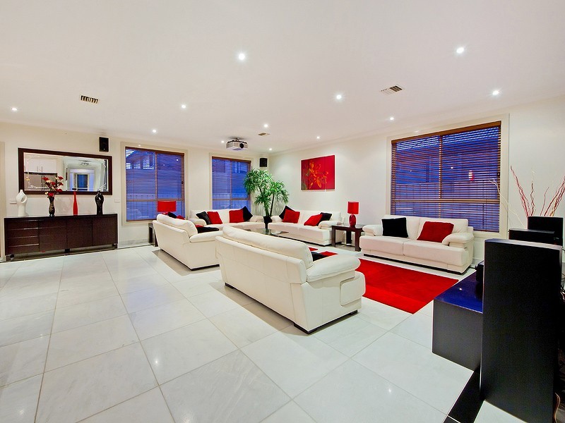 10 Hopetoun Green, Caroline Springs VIC 3023