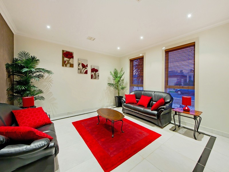 10 Hopetoun Green, Caroline Springs VIC 3023