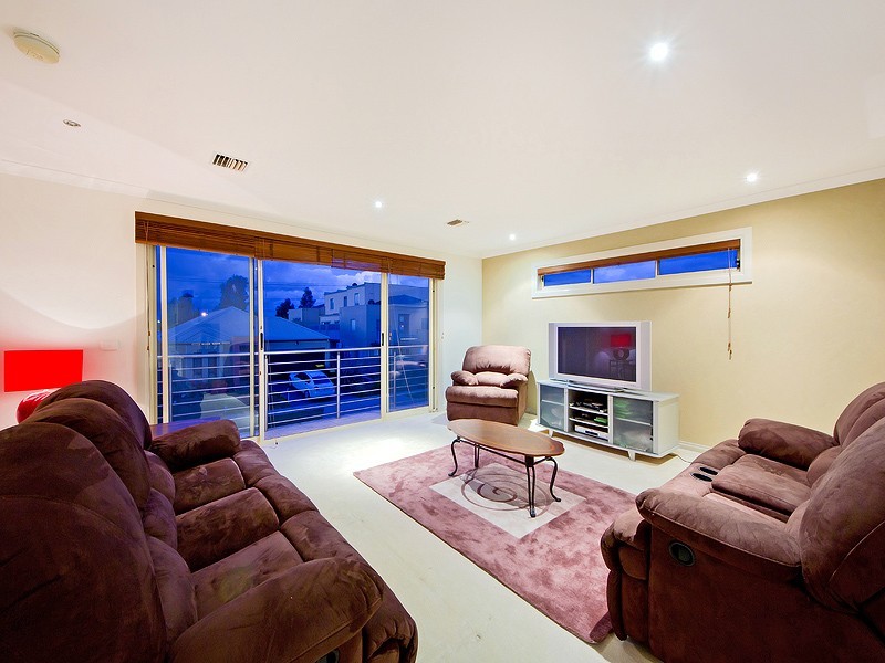 10 Hopetoun Green, Caroline Springs VIC 3023