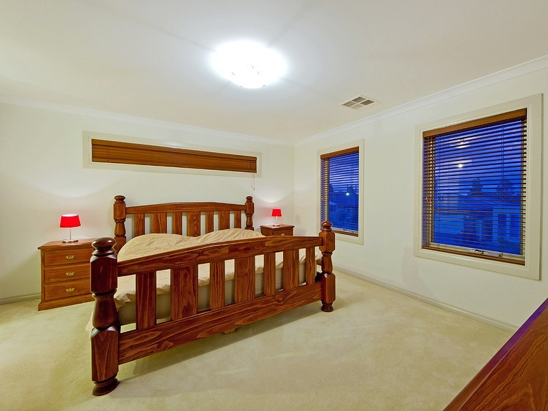 10 Hopetoun Green, Caroline Springs VIC 3023