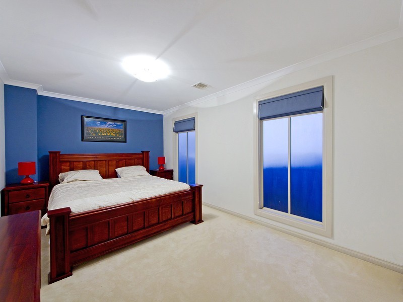 10 Hopetoun Green, Caroline Springs VIC 3023