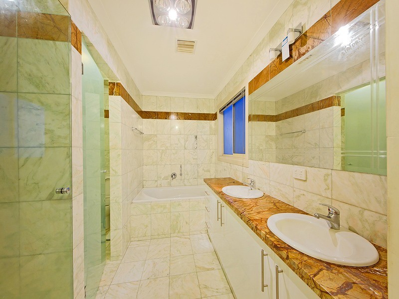 10 Hopetoun Green, Caroline Springs VIC 3023