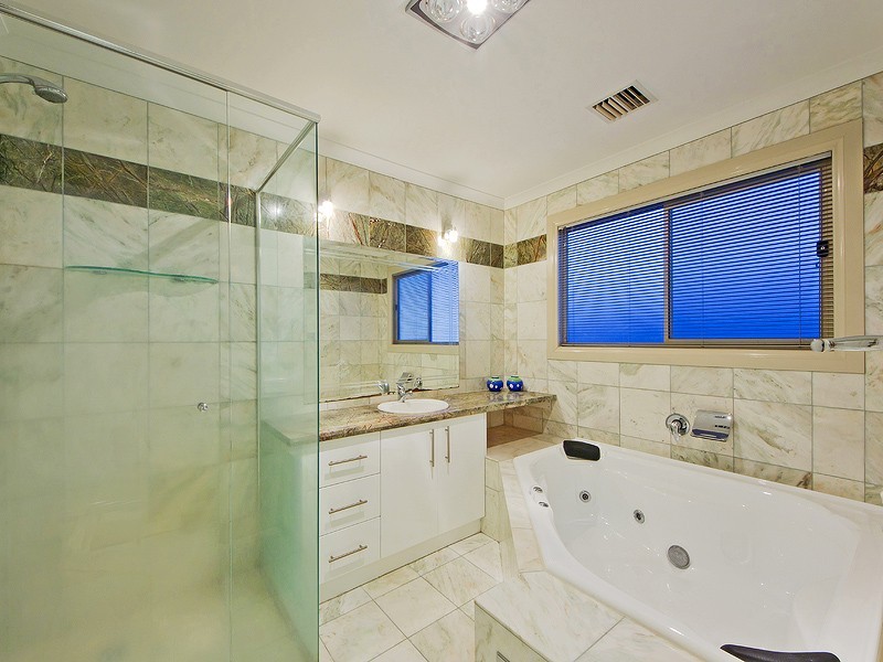 10 Hopetoun Green, Caroline Springs VIC 3023