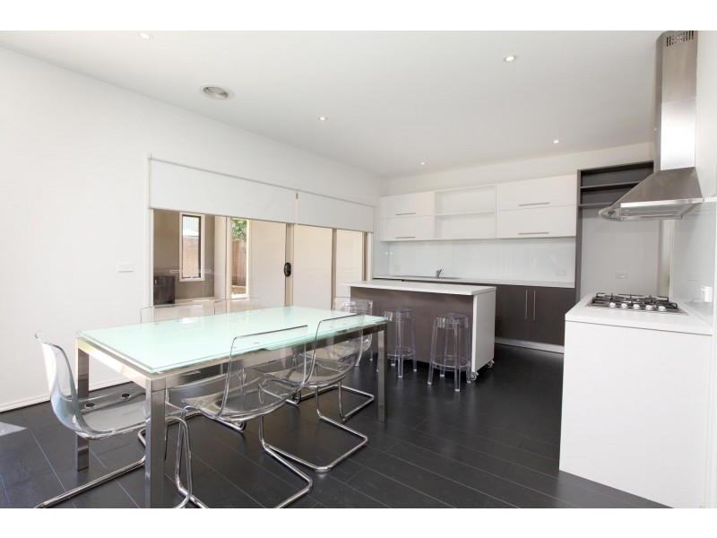 1 Kemp Green, Caroline Springs VIC 3023