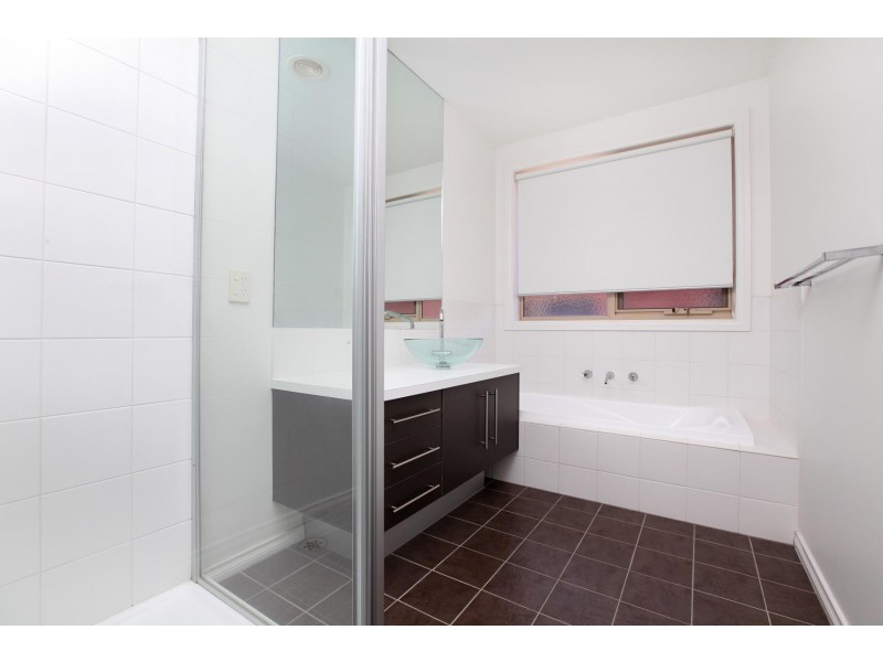 1 Kemp Green, Caroline Springs VIC 3023