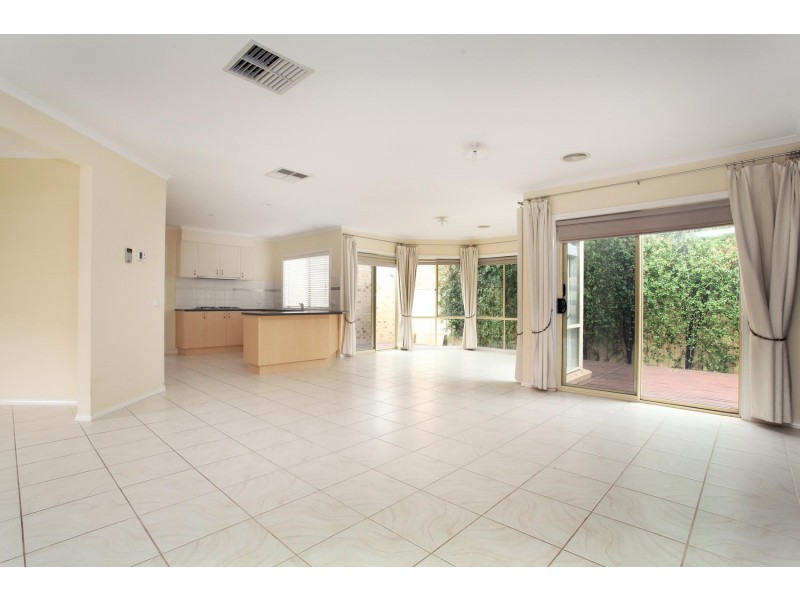 2 Hutt Lane, Taylors Hill VIC 3037