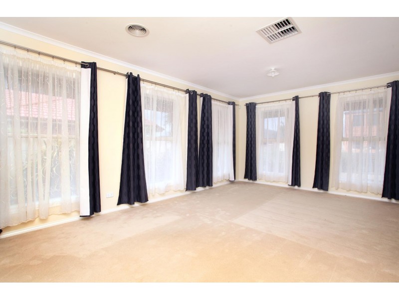 2 Hutt Lane, Taylors Hill VIC 3037