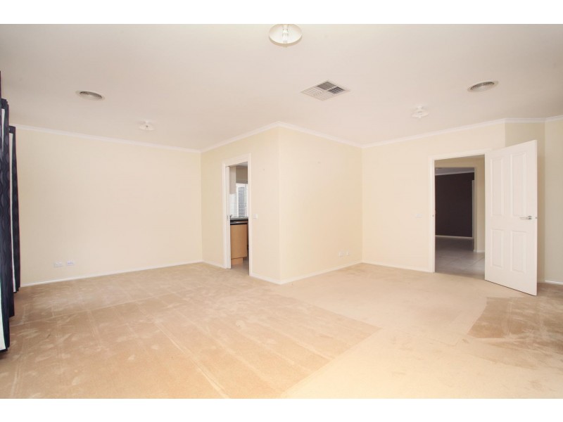 2 Hutt Lane, Taylors Hill VIC 3037