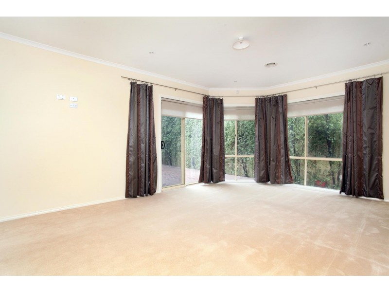 2 Hutt Lane, Taylors Hill VIC 3037