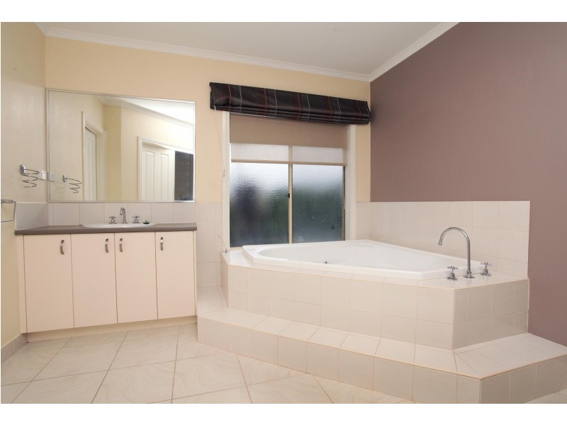 2 Hutt Lane, Taylors Hill VIC 3037