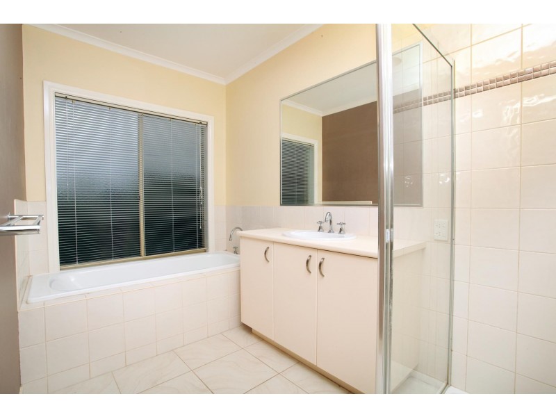 2 Hutt Lane, Taylors Hill VIC 3037