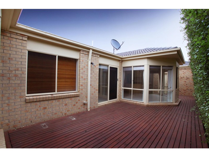 2 Hutt Lane, Taylors Hill VIC 3037