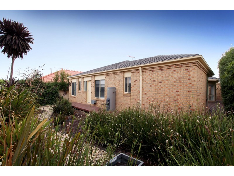 2 Hutt Lane, Taylors Hill VIC 3037