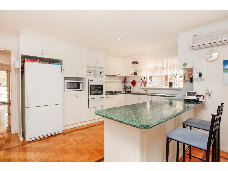 11 Lachlan Lane, Taylors Hill VIC 3037