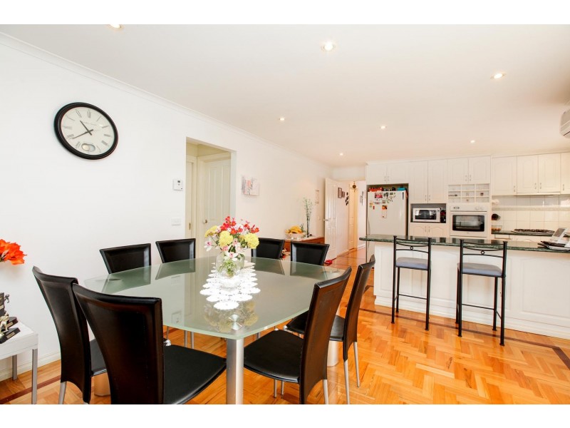 11 Lachlan Lane, Taylors Hill VIC 3037