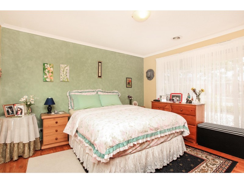 11 Lachlan Lane, Taylors Hill VIC 3037