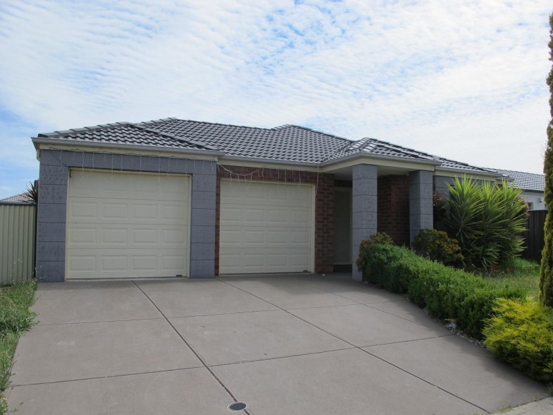 42 Heysen Parkway, Caroline Springs VIC 3023