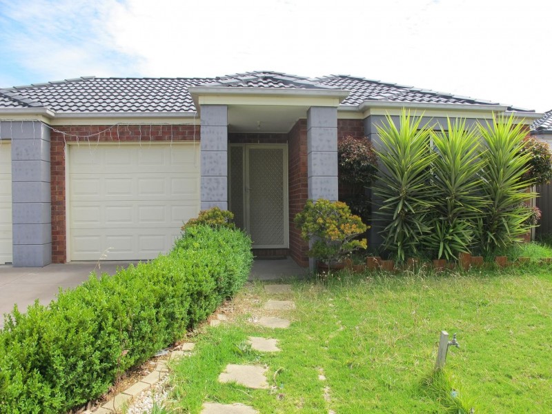 42 Heysen Parkway, Caroline Springs VIC 3023