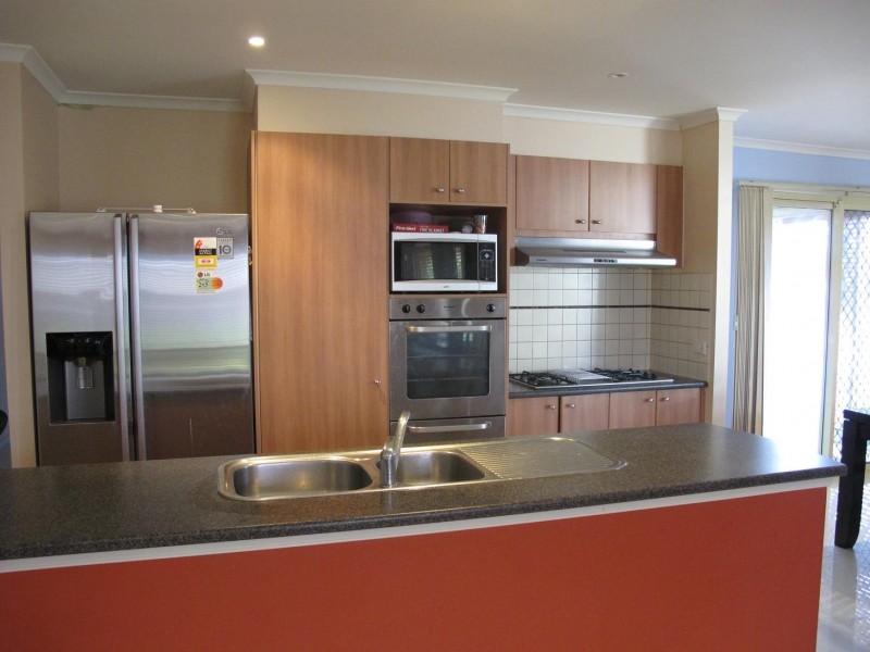 42 Heysen Parkway, Caroline Springs VIC 3023